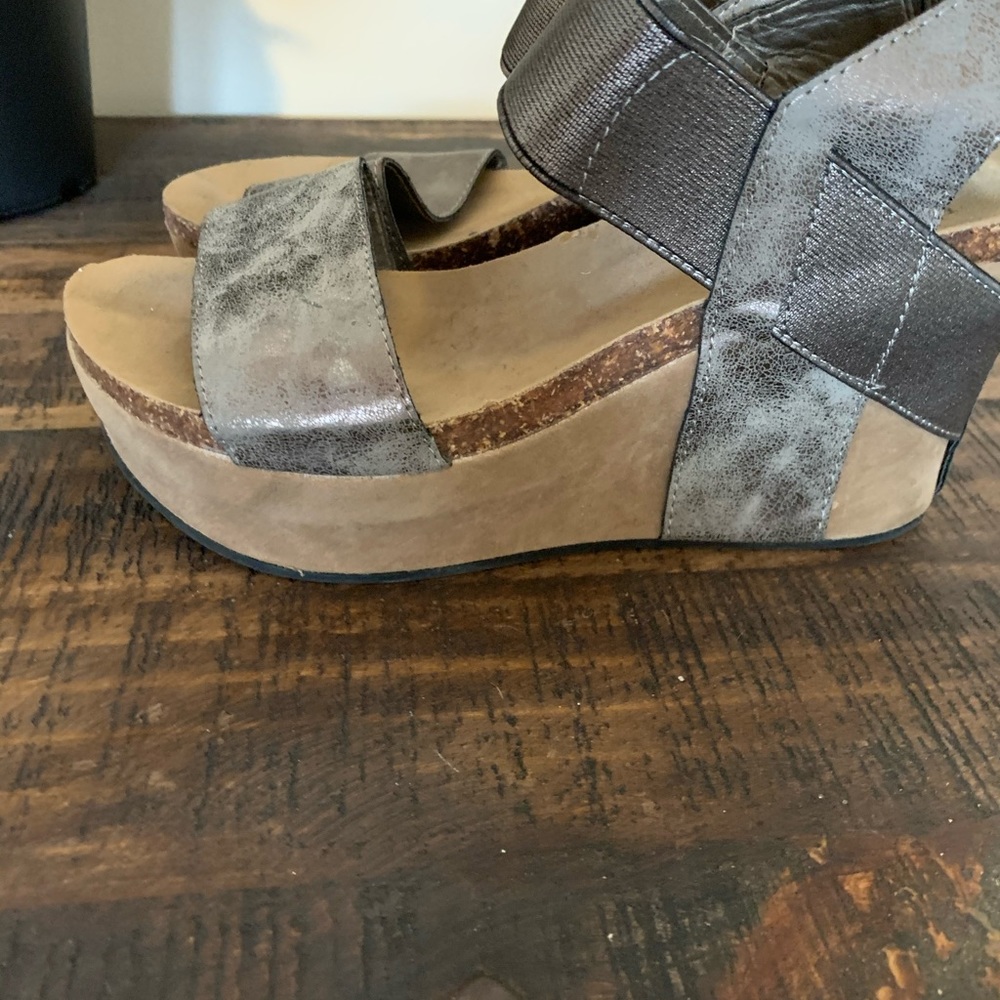 Metallic wedges
